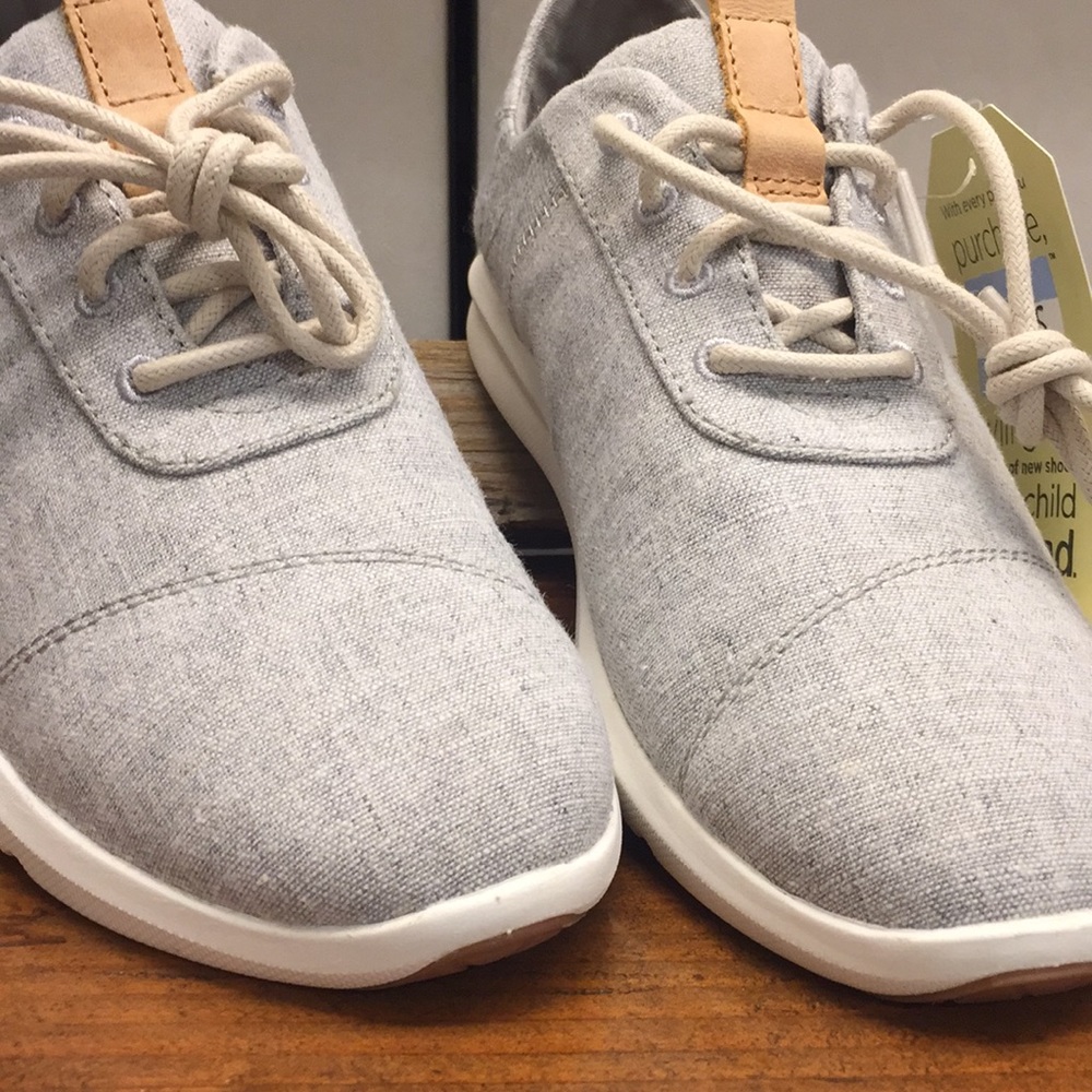 Brand new with tag and box toms cabriole sneaker - Picture 3 of 5